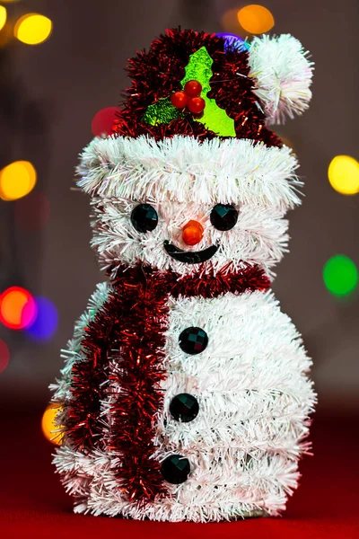 Een Verticaal Shot Van Een Klein Speelgoed Sneeuwpop Gemaakt Van — Stockfoto