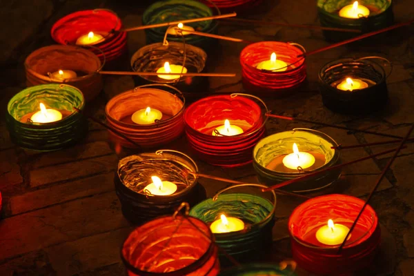 Een Close Van Kleurrijke Decoratieve Kaarsen Grond — Stockfoto