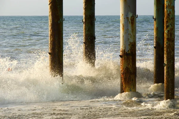 Величезні Морські Хвилі Бризки Вдаряють Металеві Пости Під Час Штормової — стокове фото