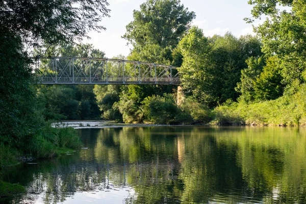 Ένα Όμορφο Τοπίο Μιας Γέφυρας Ένα Ποτάμι Πράσινες Όχθες Του — Φωτογραφία Αρχείου