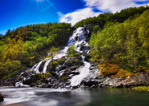 Una Cascada Pintoresca Una Montaña Inclinada Con Árboles Exuberantes —  Fotos de Stock