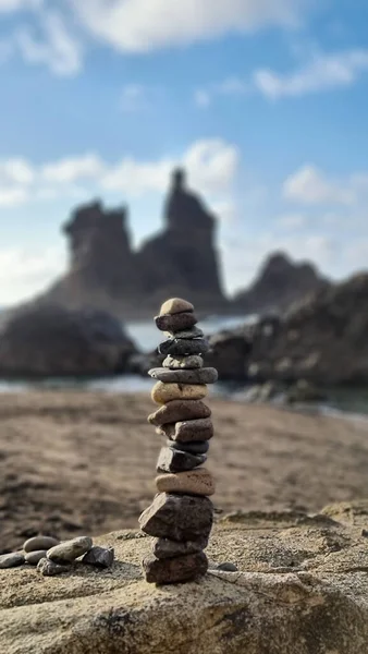 Вертикальний Знімок Крихітних Скель Укладаються Один Одного Пляжі Розмитим Фоном — стокове фото
