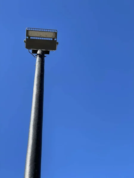 Una Foto Bajo Ángulo Luz Calle Contra Cielo Azul —  Fotos de Stock