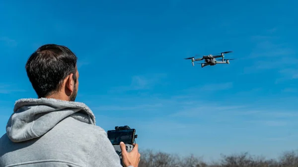 青い空に無人機を飛ばす男の背中の景色 — ストック写真