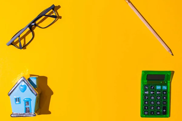 Een Bovenaanzicht Van Een Fel Oranje Oppervlak Met Kleine Objecten — Stockfoto