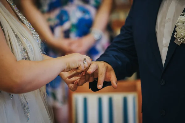 Közelkép Esküvői Gyűrűcsere Ceremóniájáról — Stock Fotó