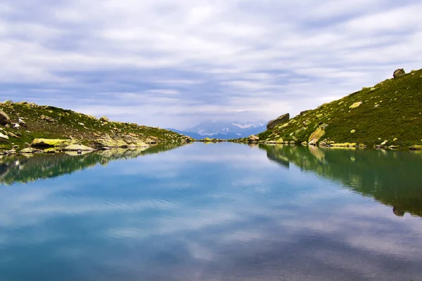 Une Vue Panoramique Calme Lac Géorgien Avec Reflet Ciel Surface — Photo