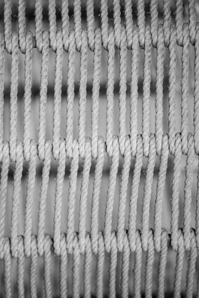 Tiro Close Vertical Muitas Cordas Brancas Amarradas Paralelamente Uma Parede — Fotografia de Stock