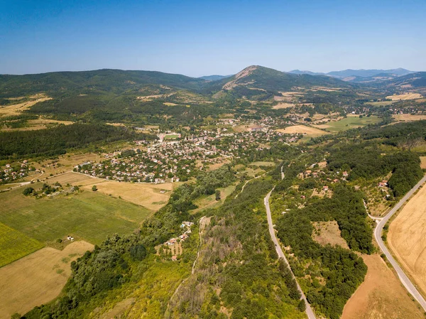 Malebný Výhled Město Obklopené Bujnou Přírodou Vysočinami — Stock fotografie