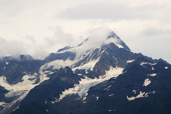 Una Vista Panorámica Paisaje Montañoso Nevado Cielo Nublado — Foto de Stock