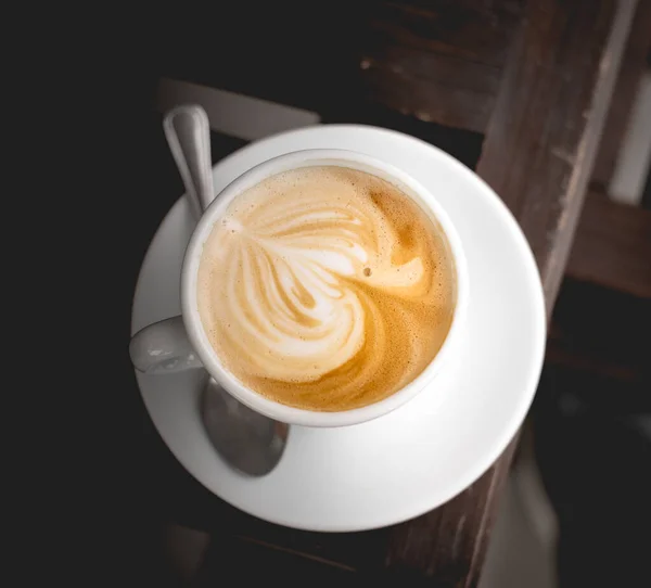 Tiro Alto Ângulo Café Uma Xícara Café Branco Uma Mesa — Fotografia de Stock