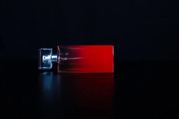 Una Elegante Botella Perfume Rojo Aislada Sobre Fondo Negro Con — Foto de Stock