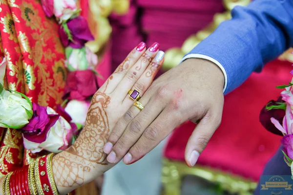 Egy Közeli Kép Egy Vőlegényről Egy Menyasszony Kezéről Akik Jegygyűrűjüket — Stock Fotó