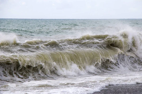 Georgia Batumi Fırtınalı Bir Havada Büyük Bir Deniz Dalgaları Sıçratır — Stok fotoğraf