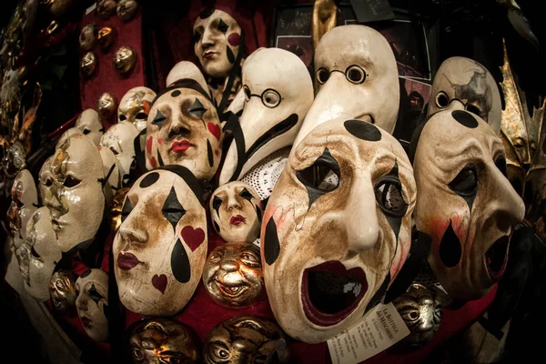 Gros Plan Une Pile Masques Vénitiens Carnaval Avec Différentes Émotions — Photo