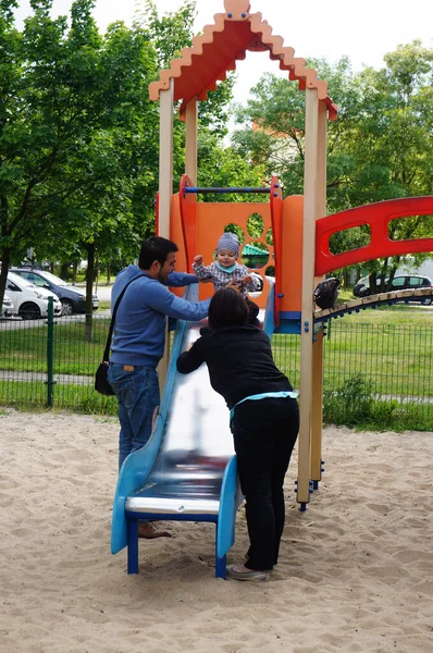 Poznan Polonia Mayo 2015 Hombre Mujer Jugando Con Niño Pequeño — Foto de Stock