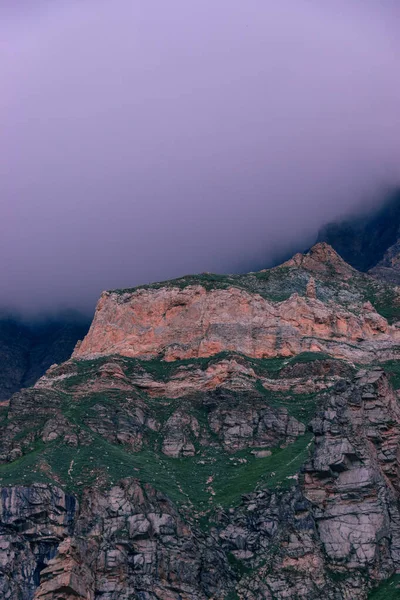 Svislý Záběr Skalnaté Hory Vyřezávanou Stranou Proti Zamlžené Obloze — Stock fotografie