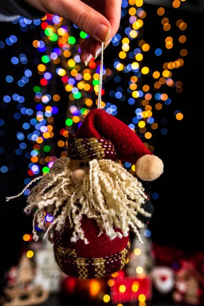 Close Tiro Segurando Papai Noel Decoração Natal Contra Bokeh Luzes — Fotografia de Stock