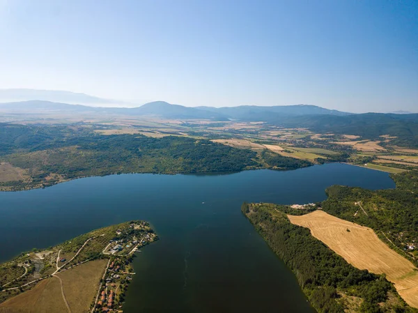 Uma Vista Panorâmica Uma Paisagem Coberta Vegetação Exuberante Rio Azul — Fotografia de Stock