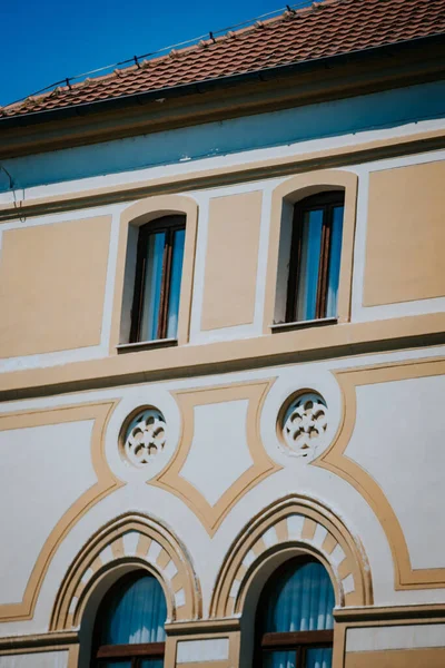 Een Verticaal Shot Van Een Gebouw Gevel Tijdens Een Zonnige — Stockfoto