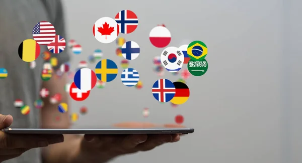 Hand Som Håller Surfplatta Med Ett Sammankopplat Nätverk Internationella Flaggor — Stockfoto