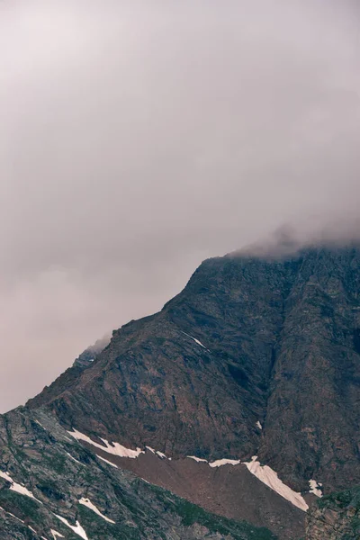 意大利阿尔卑斯山Gran Paradiso国家公园里被浓雾覆盖的岩石垂直拍摄 — 图库照片
