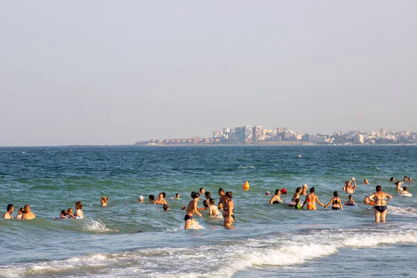 Mamaia Romania Julio 2021 Muchos Turistas Playa Del Mar Negro —  Fotos de Stock