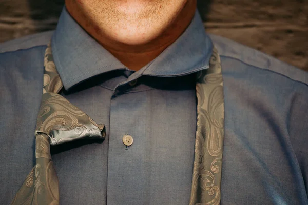 Primer Plano Una Corbata Desatada Cuello Del Hombre —  Fotos de Stock