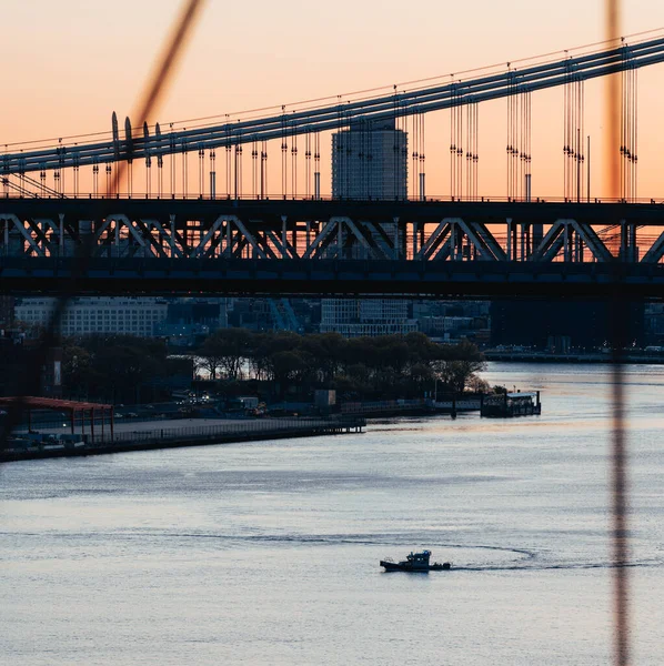 Boční Pohled Brooklynský Most New York City Motorový Člun Řece — Stock fotografie