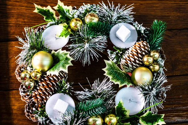 Tiro Close Uma Grinalda Natal Com Cones Velas Isoladas Placa — Fotografia de Stock
