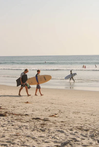 San Diego Estados Unidos Ago 2021 Foto Surfistas Segurando Suas — Fotografia de Stock