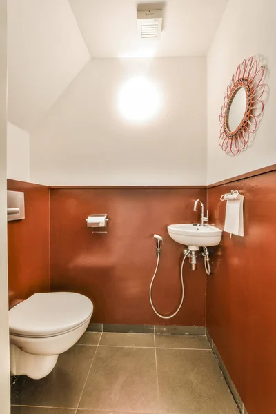 Plano Vertical Moderno Interior Baño Colores Blanco Rojo —  Fotos de Stock