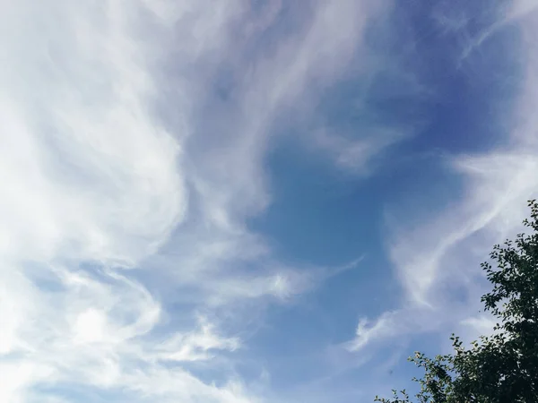 Uma Bela Vista Céu Azul Nuvens Com Sol Brilhando Pela — Fotografia de Stock