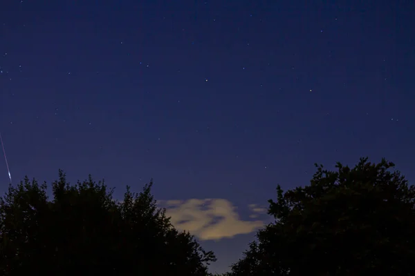 Klarer Nachthimmel Mit Sternschnuppe Zum Perseidenregen — Stockfoto