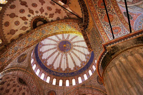 Tiro Baixo Ângulo Decoração Teto Cúpula Interior Ornamentado Mesquita Azul — Fotografia de Stock