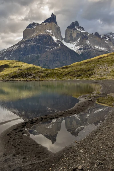 Reflexión Picos Cuernos Del Paine Parque Nacional Torres Del Paine — Foto de Stock