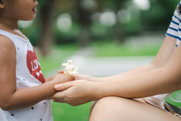 Een Zuidoost Aziatische Vrouw Kind Geven Haar Moeder Een Bos — Stockfoto