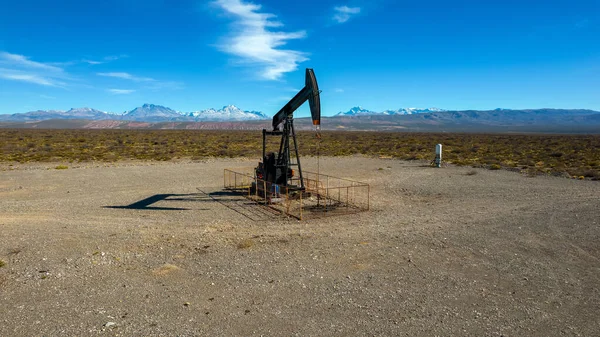 Een Pompoen Die Olie Uit Grond Haalt Het Veld Omringd — Stockfoto