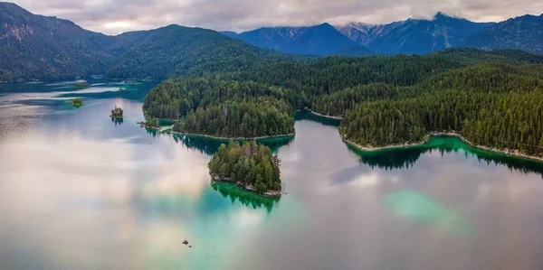 Pohled Bavorské Jezero Eibsee Létě Čistě Tyrkysovou Průzračnou Vodou — Stock fotografie