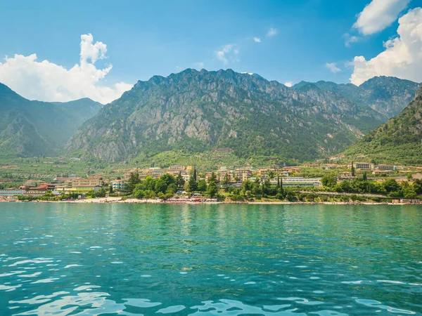 Vista Lago Barco Para Limone Sul Garda Durante Verão — Fotografia de Stock