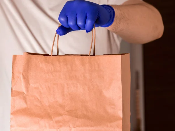 Een Close Van Een Bezorger Met Het Pakje — Stockfoto