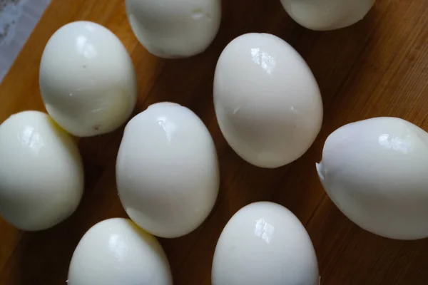 Primer Plano Huevos Cocidos Enteros Sobre Una Mesa Madera —  Fotos de Stock