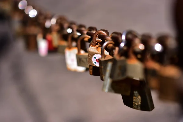 Een Close Shot Van Hangsloten Een Decoratieve Ketting — Stockfoto