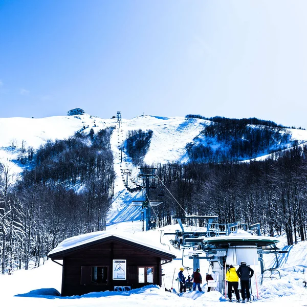 Une Station Ski Contre Une Montagne Claire Sommet Monte Bue — Photo