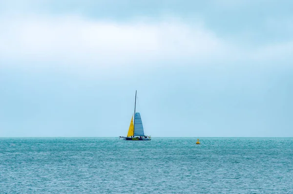 ワイト島 イギリス 2021年8月2日 カウズでセーリングボートのショット週 島のボートレースがワイト島の南海岸で開催されました — ストック写真