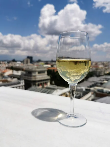 Ett Glas Vita Vinstockar Och Madrid Stadsbild Bakgrunden — Stockfoto