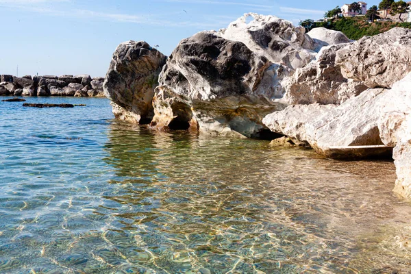 Uma Manhã Verão Brilhante Costa Numana Itália Com Grandes Rochas — Fotografia de Stock