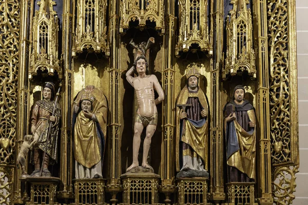 Ένα Κοντινό Πλάνο Των Θρησκευτικών Αγαλμάτων Στον Καθεδρικό Ναό — Φωτογραφία Αρχείου