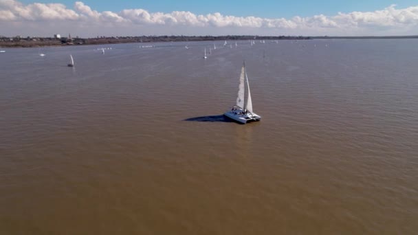 Utsikt Över Segelbåt Sjön Med Stor Blå Himmel — Stockvideo