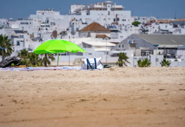 海岸沙滩上的沙滩伞 — 图库照片